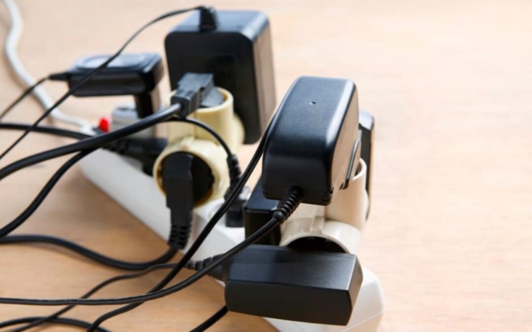 ¿Cómo prevenir sobrecargas eléctricas en el hogar?
